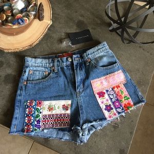 Highwaosted denim shorts floral patches