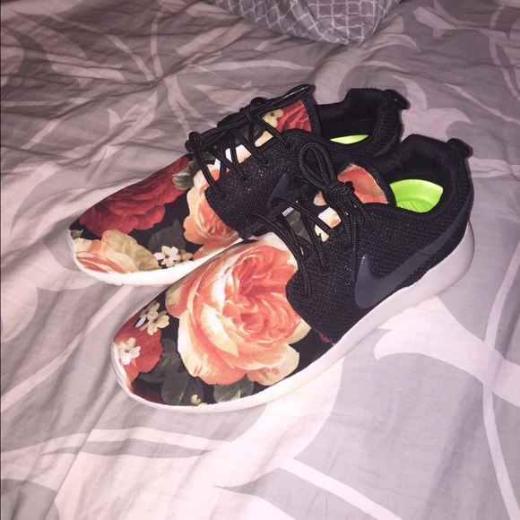 Custom made Roshe runs 🌹