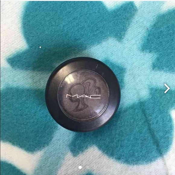MAC loves Barbie eye shadow