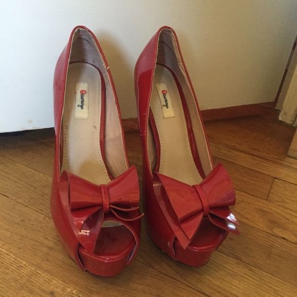 Red Heels with Bow - Picture 2 of 3