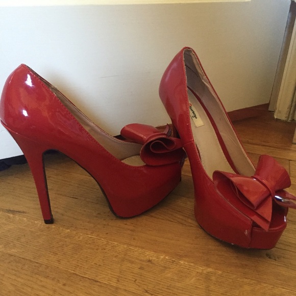 Red Heels with Bow - Picture 3 of 3