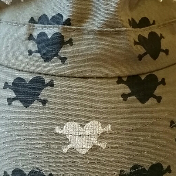 *FREE GIFT FRIDAY* - Picture 2 of 4