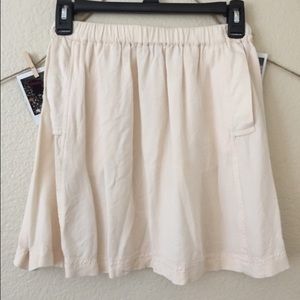 Creme skirt with pockets