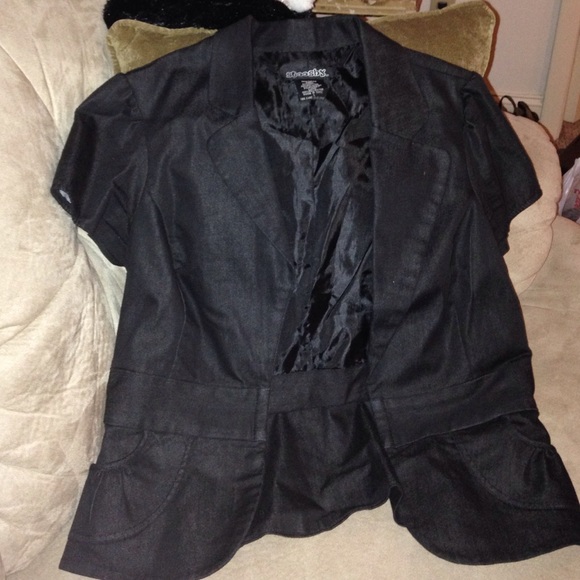 Short sleeved black jacket