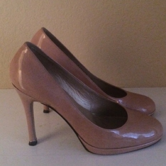 Stuart Weitzman nude heels with box