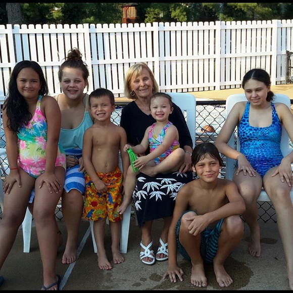 Meet Your Fellow Posher! ๐ - Picture 2 of 5