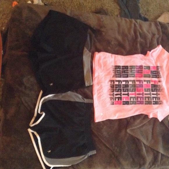 One shirt,two pairs of shorts. Medium in kids.