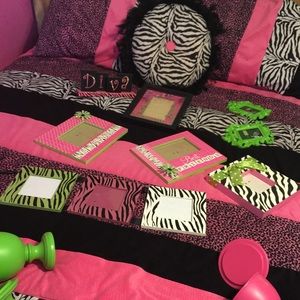 Bedspread and all matching accessories!