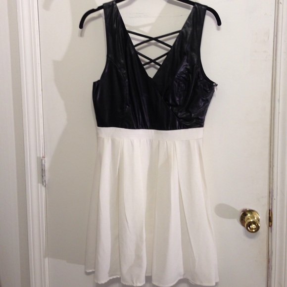 Dress - Picture 2 of 4