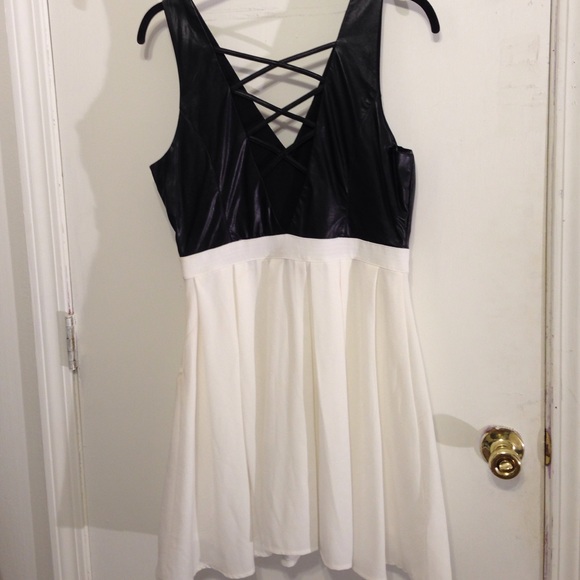Dress - Picture 4 of 4
