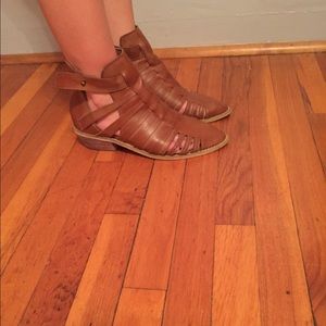 Adorable ecote from urban outfitter brown booties