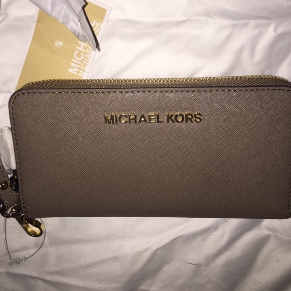 Authentic Michael Kors jet set travel wallet