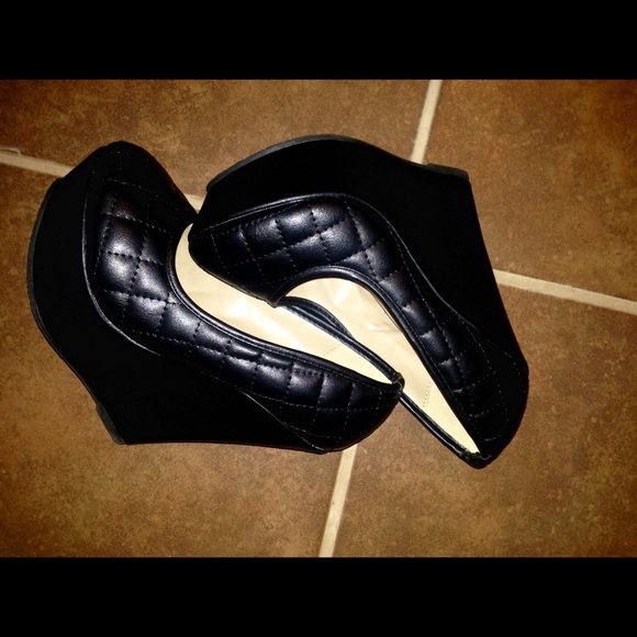Black Quilted Wedges