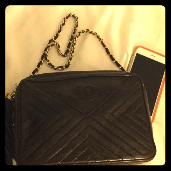 Authentic Chanel Leather bag - Picture 1 of 2