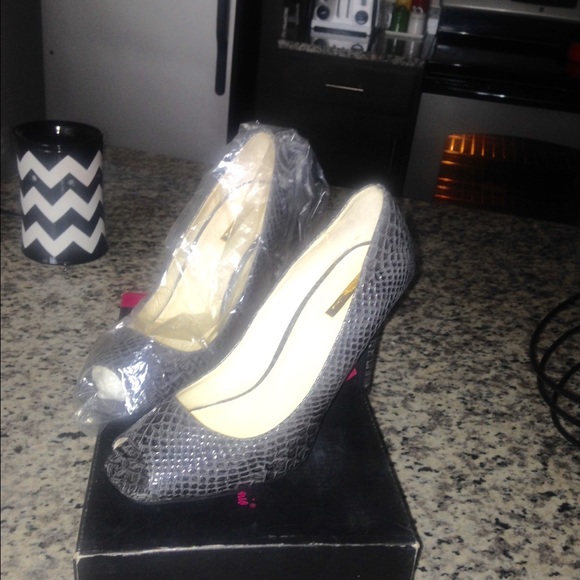 Heels - Picture 3 of 4