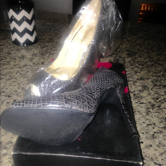 Heels - Picture 4 of 4