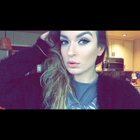 Meet your Posher, Lauren - Picture 2 of 4