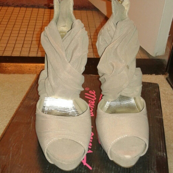 Sexy blush sandals!