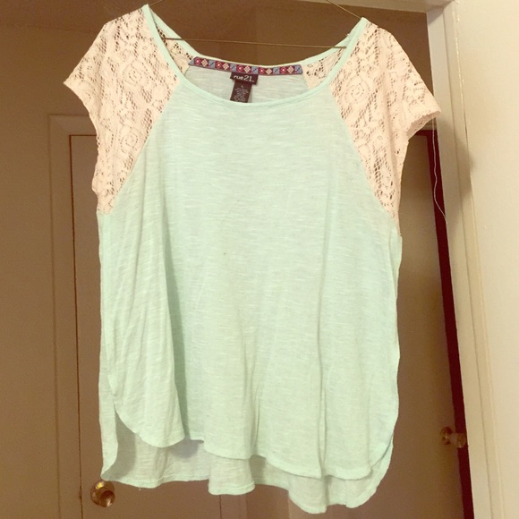 Adorable top with lace sleeves! 🎀🎀