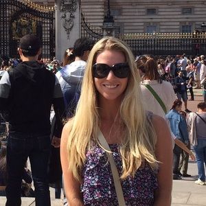 Meet your Posher, Caitlin