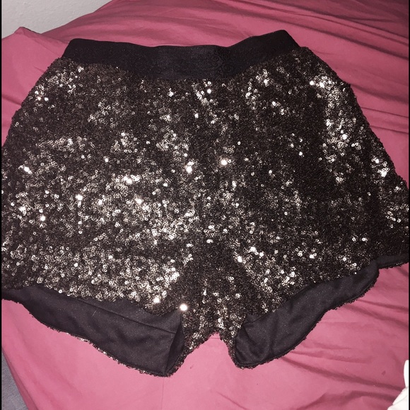 Sequence shorts black with gold sequence