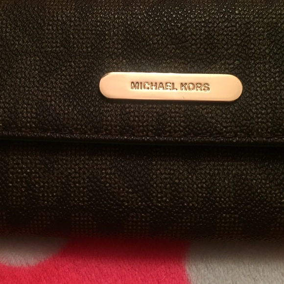 🎉SOLD🎉💯 authentic MK wallet