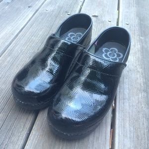 Women's Sanita flexible closed back clog