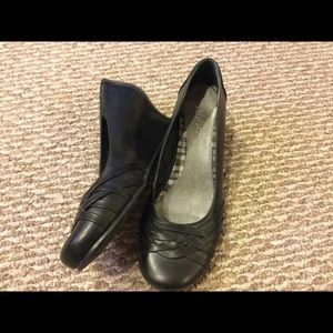 Black wedge heeled shoes.