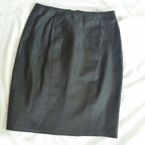 David Benjamin black.leather skirt waist is size 8