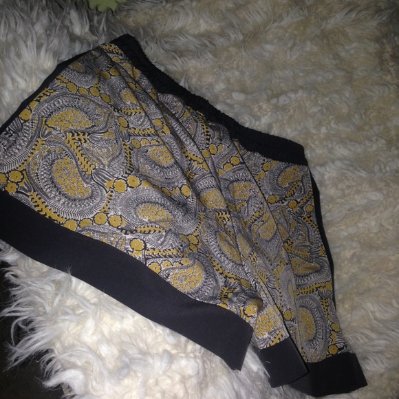 High Waisted Patterned Shorts - Picture 3 of 4