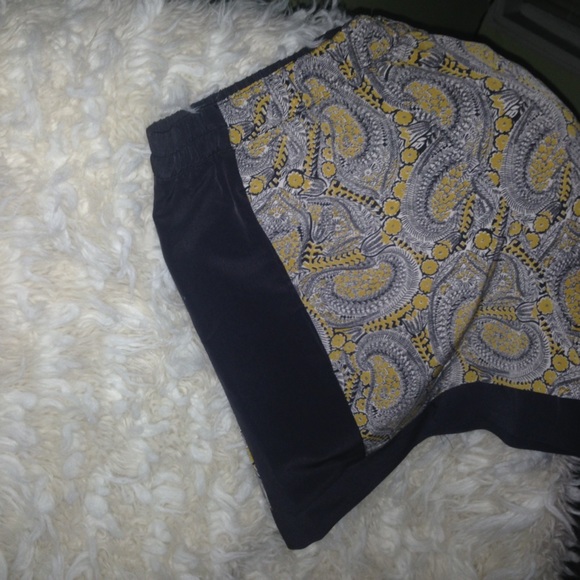 High Waisted Patterned Shorts - Picture 4 of 4