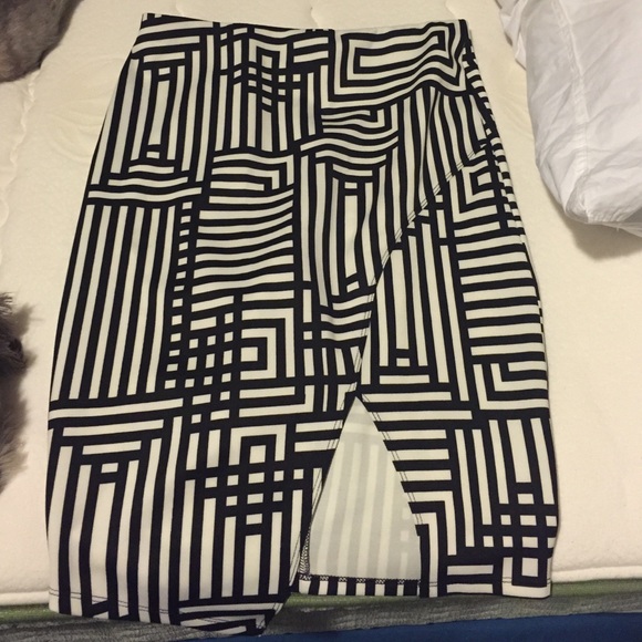 Black and whit skirt - Picture 1 of 1