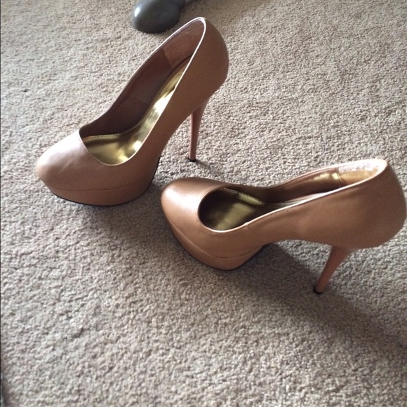 Beige platform heals - Picture 2 of 3