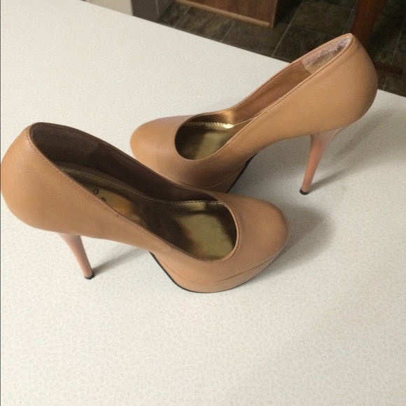 Beige platform heals - Picture 3 of 3