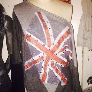 Off the shoulder London flag tee