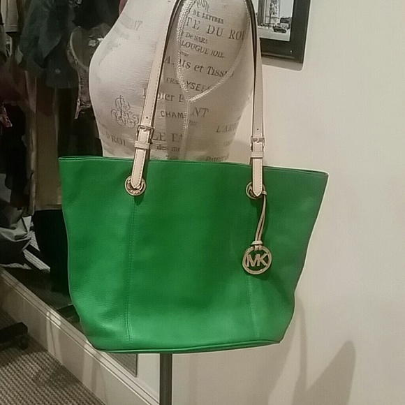 Micha kors green handbag I use it only one day