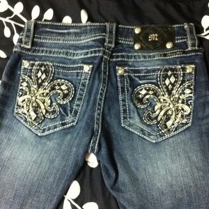 Miss me Jeans size 27 w/ 32 inseam.