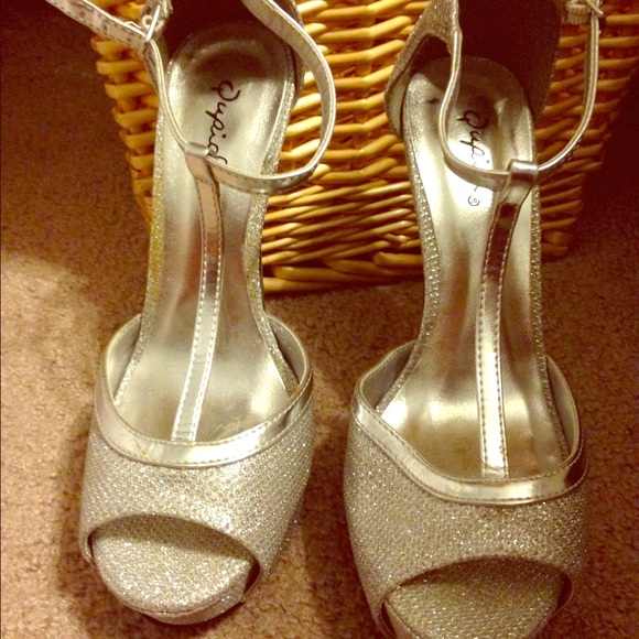 Size 6 1/2 silver sparkle heels