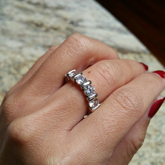 Beautiful ring - Picture 2 of 4