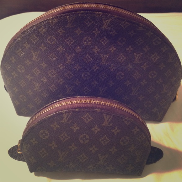 Cosmetics bags LV not Authentic