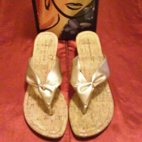 🌸Montego Bay Club Gold Thong Wedges👡👡With Box🌸 - Picture 2 of 4