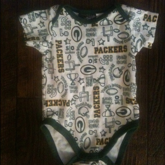 0-3 months baby green bay packers onesie.