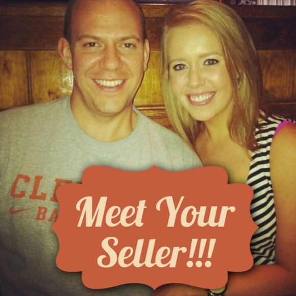 Welcome to my closet! ❤️❤️❤️ - Picture 3 of 3