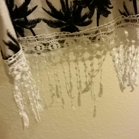White/ Black Palm Trees Crop Top - Picture 2 of 2