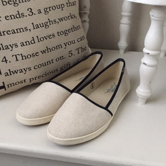 Brand new beige and black flats - Picture 1 of 3