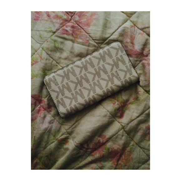 Michael Kors Wallet❤️ - Picture 2 of 4