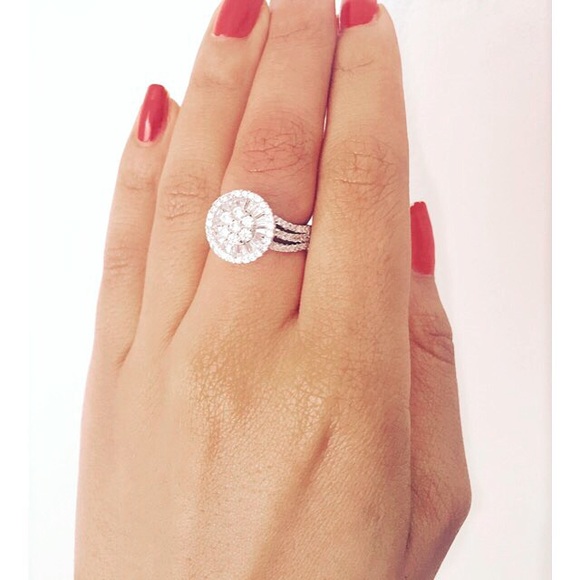 Princess ring 👸🏼👸🏻👸🏽👸🏾👸🏿 - Picture 2 of 2