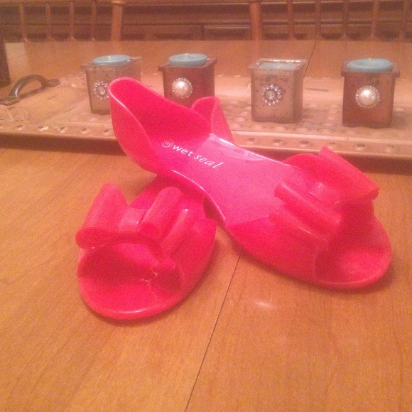 Red jelly flats with bow