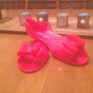 Red jelly flats with bow