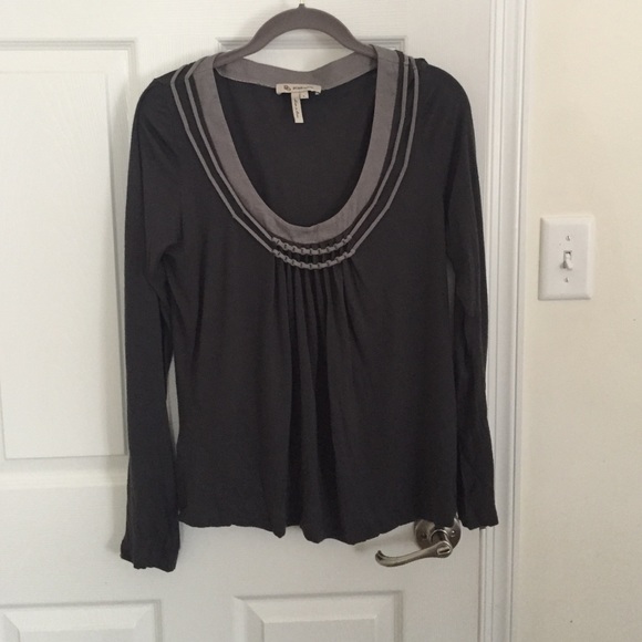Long sleeve dark/light grey top.